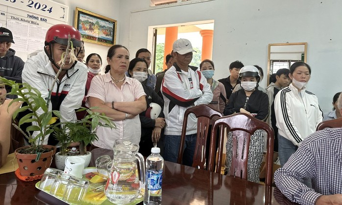 Hàng chục phụ huynh bức xúc kéo đến trường rút hồ sơ cho con- Ảnh 3. Hàng chục phụ huynh bức xúc kéo đến trường rút hồ sơ cho con- Ảnh 3.