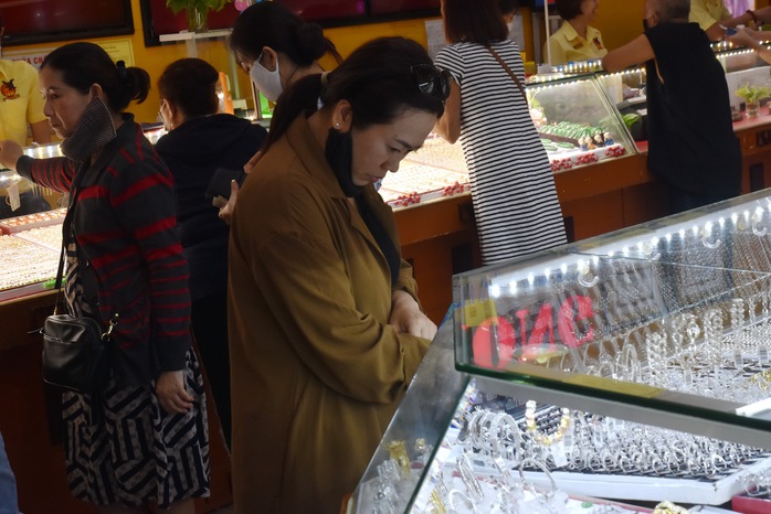 Giá vàng hôm nay, 23-7: "Buộc phải đi xuống"- Ảnh 1. Giá vàng hôm nay, 23-7: "Buộc phải đi xuống"- Ảnh 1.