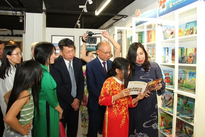 Khai trương Tủ sách tiếng Việt tại Pháp- Ảnh 3. Khai trương Tủ sách tiếng Việt tại Pháp- Ảnh 3.