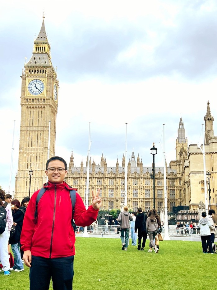 Nam sinh lớp 11 Trường THPT Chuyên Hà Tĩnh đoạt Huy chương Bạc Olympic Toán học Quốc tế- Ảnh 1. Nam sinh lớp 11 Trường THPT Chuyên Hà Tĩnh đoạt Huy chương Bạc Olympic Toán học Quốc tế- Ảnh 1.