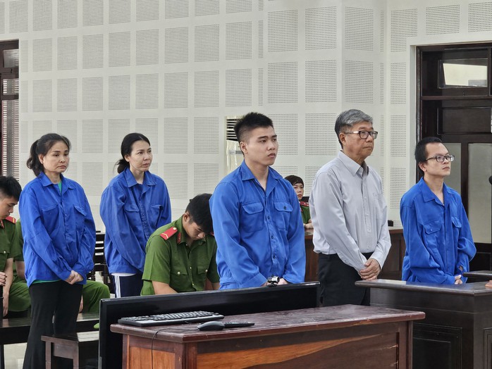 Cựu Hiệu trưởng Trường Đại học Bách khoa Đà Nẵng và thuộc cấp hầu tòa- Ảnh 1. Cựu Hiệu trưởng Trường Đại học Bách khoa Đà Nẵng và thuộc cấp hầu tòa- Ảnh 1.