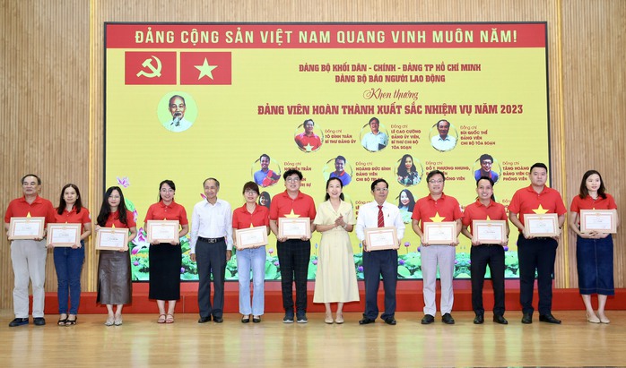 Báo Người Lao Động kiên trì theo đuổi tiêu chí "Nhanh - Hay - Chính xác - Trách nhiệm - Nhân văn"- Ảnh 2. Báo Người Lao Động kiên trì theo đuổi tiêu chí "Nhanh - Hay - Chính xác - Trách nhiệm - Nhân văn"- Ảnh 2.