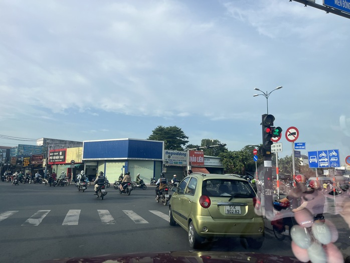 Giao thông hỗn loạn do đèn tín hiệu hư- Ảnh 1. Giao thông hỗn loạn do đèn tín hiệu hư- Ảnh 1.