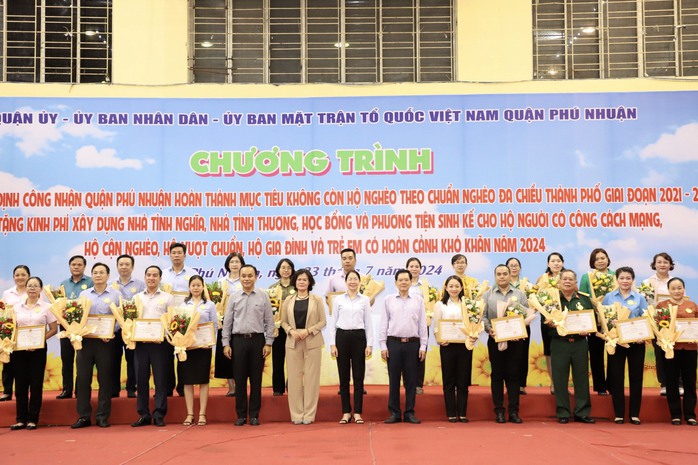 TP HCM: Thêm 1 quận không còn hộ nghèo theo chuẩn nghèo đa chiều- Ảnh 2. TP HCM: Thêm 1 quận không còn hộ nghèo theo chuẩn nghèo đa chiều- Ảnh 2.