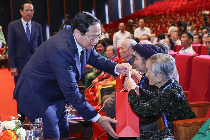 Đẩy mạnh hơn nữa công tác đền ơn, đáp nghĩa- Ảnh 1. Đẩy mạnh hơn nữa công tác đền ơn, đáp nghĩa- Ảnh 1.