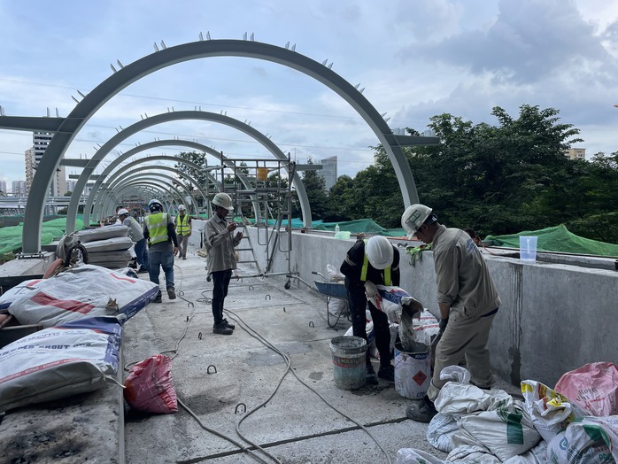 Để hạn chế kẹt xe, cầu đi bộ nối ga metro ở ngã tư Thủ Đức thi công ra sao?- Ảnh 1. Để hạn chế kẹt xe, cầu đi bộ nối ga metro ở ngã tư Thủ Đức thi công ra sao?- Ảnh 1.