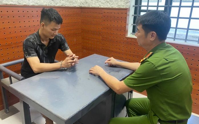 Xông vào đánh cán bộ khi bị ngăn không cho qua đoạn đường sạt lở- Ảnh 1. Xông vào đánh cán bộ khi bị ngăn không cho qua đoạn đường sạt lở- Ảnh 1.