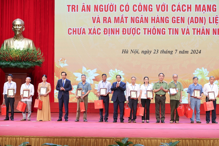 Thủ tướng Phạm Minh Chính: Luôn ghi nhớ, tri ân những người đã hy sinh vì Tổ quốc- Ảnh 7. Thủ tướng Phạm Minh Chính: Luôn ghi nhớ, tri ân những người đã hy sinh vì Tổ quốc- Ảnh 7.
