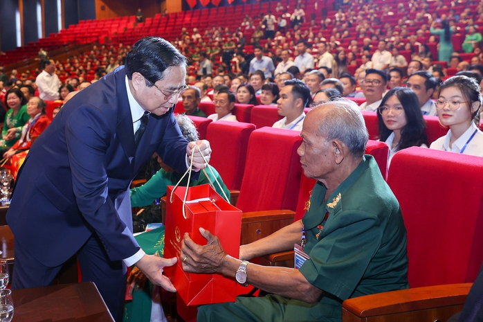 Thủ tướng Phạm Minh Chính: Luôn ghi nhớ, tri ân những người đã hy sinh vì Tổ quốc- Ảnh 4. Thủ tướng Phạm Minh Chính: Luôn ghi nhớ, tri ân những người đã hy sinh vì Tổ quốc- Ảnh 4.