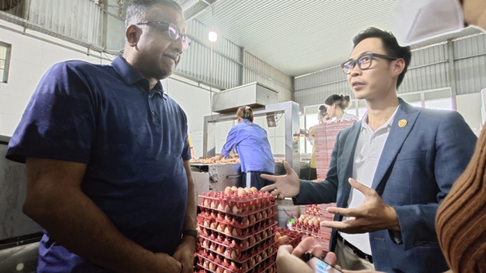 Đại diện Cơ quan quản lý thực phẩm Singapore khảo sát tại trang trại và nhà máy xử lý trứng của Ba Huân tại Long An Đại diện Cơ quan quản lý thực phẩm Singapore khảo sát tại trang trại và nhà máy xử lý trứng của Ba Huân tại Long An
