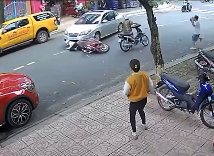 Hợp sức khiêng ô tô, cứu nạn nhân mắc kẹt dưới gầm- Ảnh 1. Hợp sức khiêng ô tô, cứu nạn nhân mắc kẹt dưới gầm- Ảnh 1.