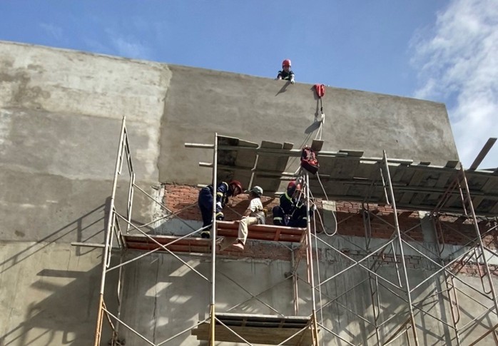 Nam thợ xây gặp nạn và bị mắc kẹt trên giàn giáo - Ảnh 1. Nam thợ xây gặp nạn và bị mắc kẹt trên giàn giáo - Ảnh 1.