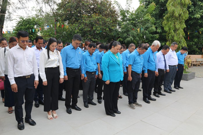 Dâng hương tưởng nhớ Bác Hồ, Bác Tôn- Ảnh 4. Dâng hương tưởng nhớ Bác Hồ, Bác Tôn- Ảnh 4.