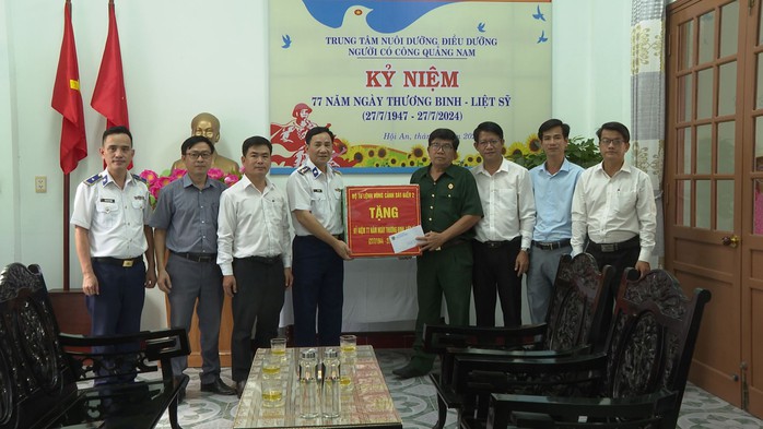 Bộ Tư lệnh Vùng Cảnh sát biển 2 với các hoạt động "Đền ơn, đáp nghĩa"- Ảnh 1. Bộ Tư lệnh Vùng Cảnh sát biển 2 với các hoạt động "Đền ơn, đáp nghĩa"- Ảnh 1.