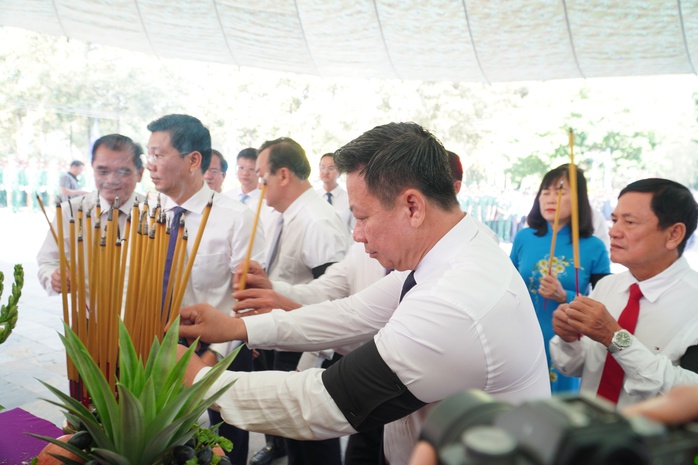 Xúc động lễ truy điệu các liệt sĩ tại Nghĩa trang liệt sĩ Đồi 82 ở Tây Ninh- Ảnh 12. Xúc động lễ truy điệu các liệt sĩ tại Nghĩa trang liệt sĩ Đồi 82 ở Tây Ninh- Ảnh 12.