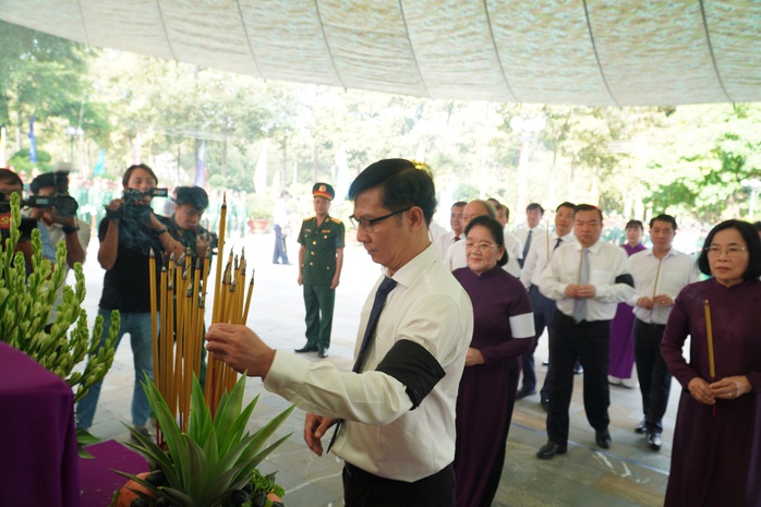 Xúc động lễ truy điệu các liệt sĩ tại Nghĩa trang liệt sĩ Đồi 82 ở Tây Ninh- Ảnh 11. Xúc động lễ truy điệu các liệt sĩ tại Nghĩa trang liệt sĩ Đồi 82 ở Tây Ninh- Ảnh 11.