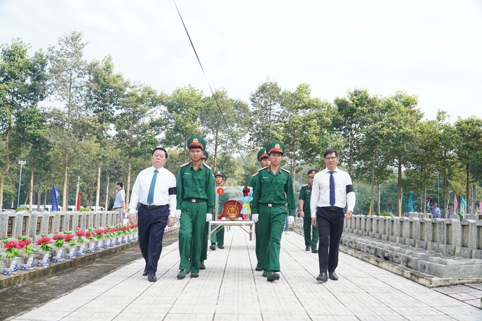 Xúc động lễ truy điệu các liệt sĩ tại Nghĩa trang liệt sĩ Đồi 82 ở Tây Ninh- Ảnh 4. Xúc động lễ truy điệu các liệt sĩ tại Nghĩa trang liệt sĩ Đồi 82 ở Tây Ninh- Ảnh 4.