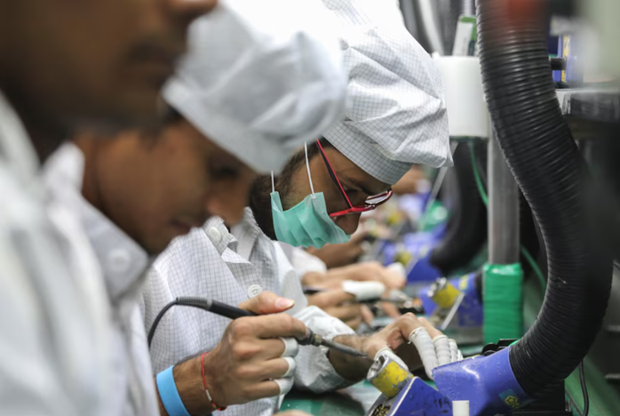 Công nhân làm việc tại nhà máy sản xuất của Công ty Công nghệ Lava International Limited ở Noida, bang Uttar Pradesh - Ấn Độ Ảnh: REUTERS Công nhân làm việc tại nhà máy sản xuất của Công ty Công nghệ Lava International Limited ở Noida, bang Uttar Pradesh - Ấn Độ Ảnh: REUTERS