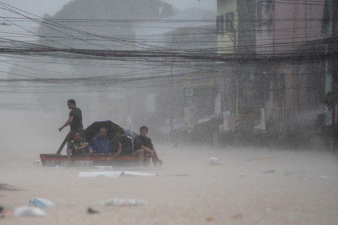Mưa lớn nhấn chìm TP Marikina trong Vùng đô thị Manila - Philippines hôm 24-7 Ảnh: REUTERS Mưa lớn nhấn chìm TP Marikina trong Vùng đô thị Manila - Philippines hôm 24-7 Ảnh: REUTERS