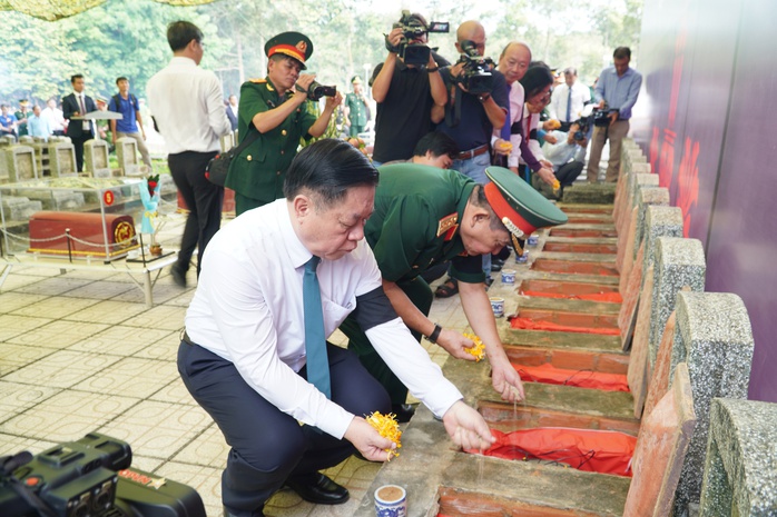 Xúc động lễ truy điệu các liệt sĩ tại Nghĩa trang liệt sĩ Đồi 82 ở Tây Ninh- Ảnh 3. Xúc động lễ truy điệu các liệt sĩ tại Nghĩa trang liệt sĩ Đồi 82 ở Tây Ninh- Ảnh 3.