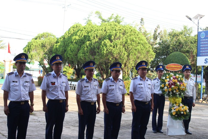 Bộ Tư lệnh Vùng Cảnh sát biển 4 tri ân các anh hùng liệt sĩ- Ảnh 2. Bộ Tư lệnh Vùng Cảnh sát biển 4 tri ân các anh hùng liệt sĩ- Ảnh 2.