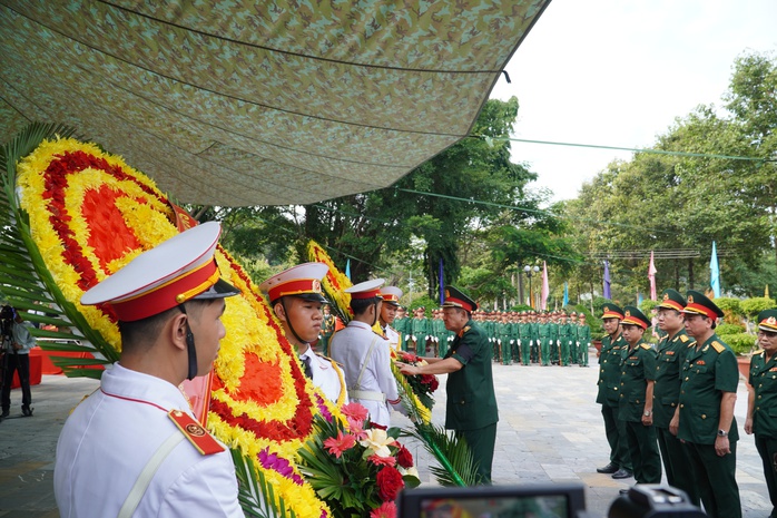 Xúc động lễ truy điệu các liệt sĩ tại Nghĩa trang liệt sĩ Đồi 82 ở Tây Ninh- Ảnh 7. Xúc động lễ truy điệu các liệt sĩ tại Nghĩa trang liệt sĩ Đồi 82 ở Tây Ninh- Ảnh 7.