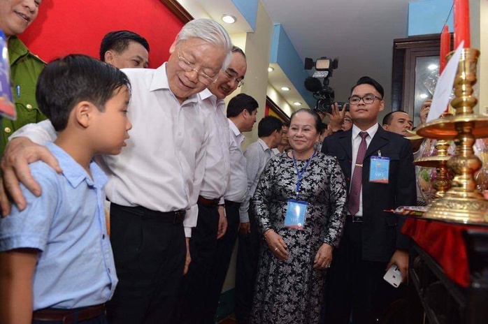 Tổng B&iacute; thư Nguyễn Ph&uacute; Trọng tr&ograve; chuyện với em Trần Trọng Nh&acirc;n, ch&aacute;u nội chiến sĩ Biệt động S&agrave;i G&ograve;n Trần Văn Lai  (Ảnh gia đ&igrave;nh cung cấp)