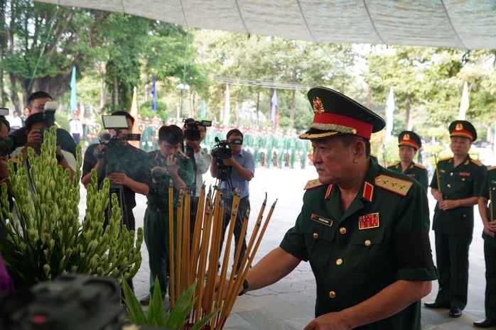 Xúc động lễ truy điệu các liệt sĩ tại Nghĩa trang liệt sĩ Đồi 82 ở Tây Ninh- Ảnh 8. Xúc động lễ truy điệu các liệt sĩ tại Nghĩa trang liệt sĩ Đồi 82 ở Tây Ninh- Ảnh 8.