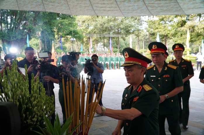 Xúc động lễ truy điệu các liệt sĩ tại Nghĩa trang liệt sĩ Đồi 82 ở Tây Ninh- Ảnh 9. Xúc động lễ truy điệu các liệt sĩ tại Nghĩa trang liệt sĩ Đồi 82 ở Tây Ninh- Ảnh 9.