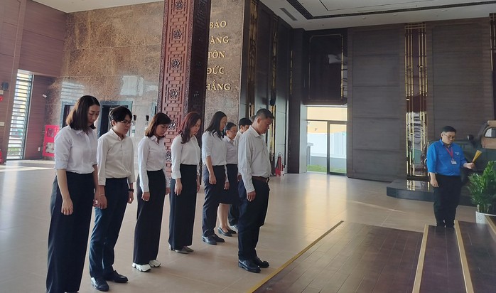 Dâng hương tưởng nhớ Bác Hồ, Bác Tôn- Ảnh 6. Dâng hương tưởng nhớ Bác Hồ, Bác Tôn- Ảnh 6.