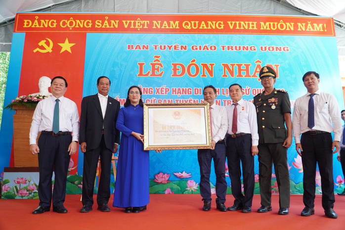 Xúc động lễ truy điệu các liệt sĩ tại Nghĩa trang liệt sĩ Đồi 82 ở Tây Ninh- Ảnh 5. Xúc động lễ truy điệu các liệt sĩ tại Nghĩa trang liệt sĩ Đồi 82 ở Tây Ninh- Ảnh 5.