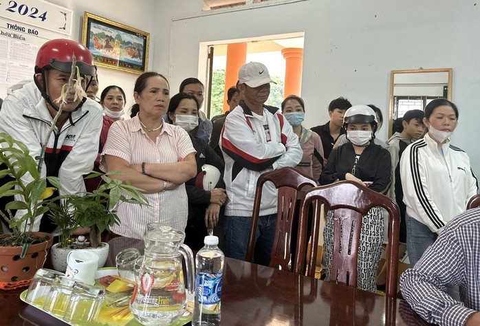 Diễn biến mới vụ phụ huynh bức xúc kéo đến trường rút hồ sơ cho con- Ảnh 2. Diễn biến mới vụ phụ huynh bức xúc kéo đến trường rút hồ sơ cho con- Ảnh 2.