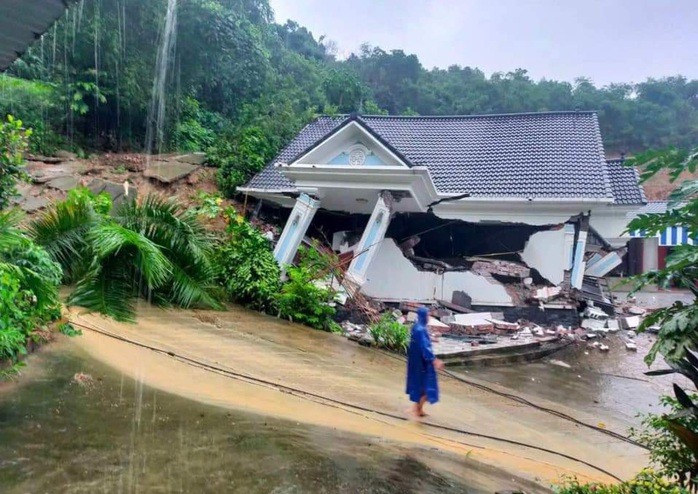 “Biệt thự” khang trang mới xây bất ngờ đổ sập, 7 người kịp chạy thoát ra ngoài- Ảnh 1. “Biệt thự” khang trang mới xây bất ngờ đổ sập, 7 người kịp chạy thoát ra ngoài- Ảnh 1.
