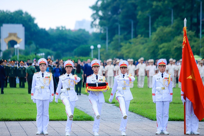 VIDEO: Nghi lễ treo cờ rủ Quốc tang Tổng Bí thư Nguyễn Phú Trọng tại Quảng trường Ba Đình- Ảnh 7. VIDEO: Nghi lễ treo cờ rủ Quốc tang Tổng Bí thư Nguyễn Phú Trọng tại Quảng trường Ba Đình- Ảnh 7.