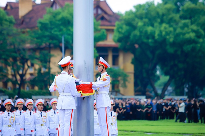 VIDEO: Nghi lễ treo cờ rủ Quốc tang Tổng Bí thư Nguyễn Phú Trọng tại Quảng trường Ba Đình- Ảnh 8. VIDEO: Nghi lễ treo cờ rủ Quốc tang Tổng Bí thư Nguyễn Phú Trọng tại Quảng trường Ba Đình- Ảnh 8.