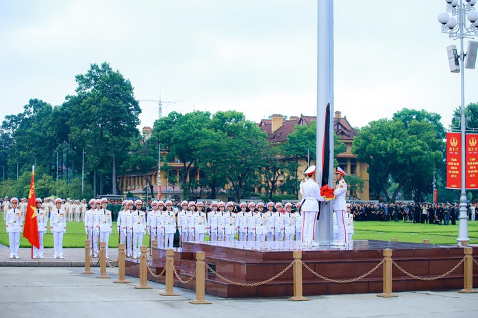 VIDEO: Nghi lễ treo cờ rủ Quốc tang Tổng Bí thư Nguyễn Phú Trọng tại Quảng trường Ba Đình- Ảnh 9. VIDEO: Nghi lễ treo cờ rủ Quốc tang Tổng Bí thư Nguyễn Phú Trọng tại Quảng trường Ba Đình- Ảnh 9.