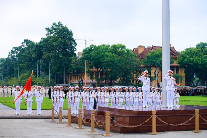 VIDEO: Nghi lễ treo cờ rủ Quốc tang Tổng Bí thư Nguyễn Phú Trọng tại Quảng trường Ba Đình- Ảnh 15. VIDEO: Nghi lễ treo cờ rủ Quốc tang Tổng Bí thư Nguyễn Phú Trọng tại Quảng trường Ba Đình- Ảnh 15.
