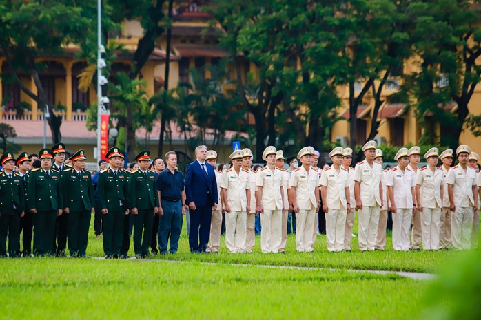 VIDEO: Nghi lễ treo cờ rủ Quốc tang Tổng Bí thư Nguyễn Phú Trọng tại Quảng trường Ba Đình- Ảnh 16. VIDEO: Nghi lễ treo cờ rủ Quốc tang Tổng Bí thư Nguyễn Phú Trọng tại Quảng trường Ba Đình- Ảnh 16.