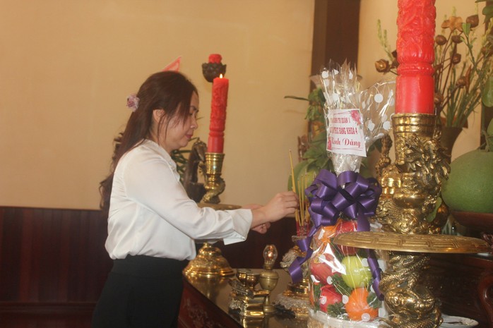 Dâng hương tưởng nhớ Bác Hồ, Bác Tôn- Ảnh 5. Dâng hương tưởng nhớ Bác Hồ, Bác Tôn- Ảnh 5.