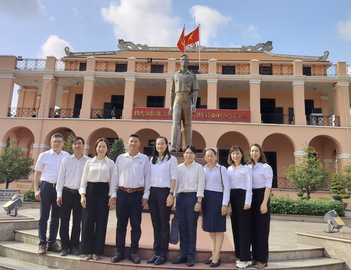 Dâng hương tưởng nhớ Bác Hồ, Bác Tôn- Ảnh 7. Dâng hương tưởng nhớ Bác Hồ, Bác Tôn- Ảnh 7.