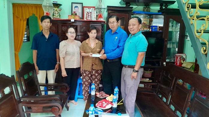 Ông Nguyễn Ngọc Tráng (bìa phải), Chủ tịch Công đoàn Công ty CP Sản xuất Kinh doanh Sơn Kim, trao hỗ trợ cho đoàn viên - lao động khó khăn Ảnh: HUỲNH NHƯ Ông Nguyễn Ngọc Tráng (bìa phải), Chủ tịch Công đoàn Công ty CP Sản xuất Kinh doanh Sơn Kim, trao hỗ trợ cho đoàn viên - lao động khó khăn Ảnh: HUỲNH NHƯ