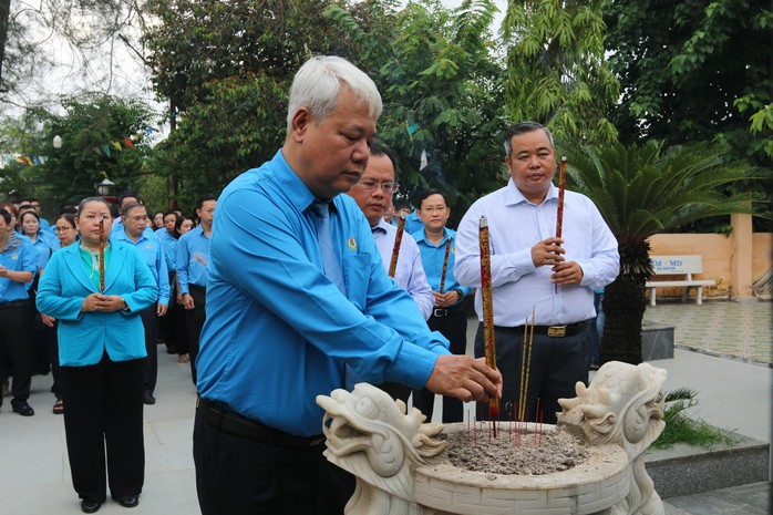 Dâng hương tưởng nhớ Bác Hồ, Bác Tôn- Ảnh 1. Dâng hương tưởng nhớ Bác Hồ, Bác Tôn- Ảnh 1.