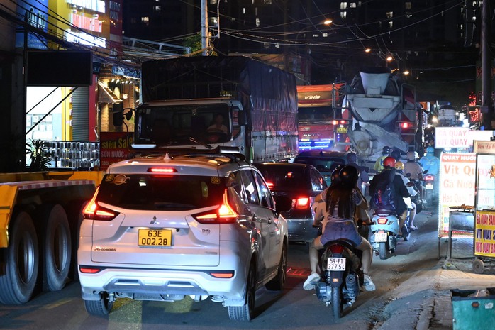 Đường Nguyễn Xiển là "nỗi khổ" của người dân sau 22 giờ ở TP Thủ Đức- Ảnh 1. Đường Nguyễn Xiển là "nỗi khổ" của người dân sau 22 giờ ở TP Thủ Đức- Ảnh 1.