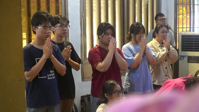 Sinh viên TP HCM tưởng niệm Tổng Bí thư Nguyễn Phú Trọng- Ảnh 2. Sinh viên TP HCM tưởng niệm Tổng Bí thư Nguyễn Phú Trọng- Ảnh 2.