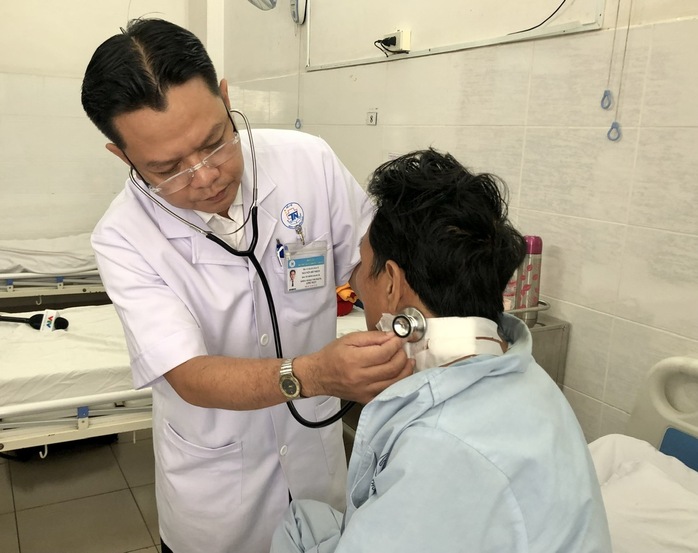 Bật báo động đỏ cứu nam thanh niên bị đâm xuyên cổ- Ảnh 1. Bật báo động đỏ cứu nam thanh niên bị đâm xuyên cổ- Ảnh 1.