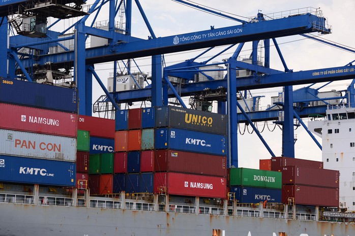 Logistics, cảng biển là những ngành dịch vụ mà TP HCM sẽ tập trung đầu tư. Ảnh: HOÀNG TRIỀU Logistics, cảng biển là những ngành dịch vụ mà TP HCM sẽ tập trung đầu tư. Ảnh: HOÀNG TRIỀU