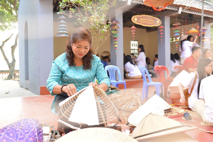 Nghệ nhân làm nón tại làng Chuông, xã Phương Trung, huyện Thanh Oai, TP Hà Nội Nghệ nhân làm nón tại làng Chuông, xã Phương Trung, huyện Thanh Oai, TP Hà Nội