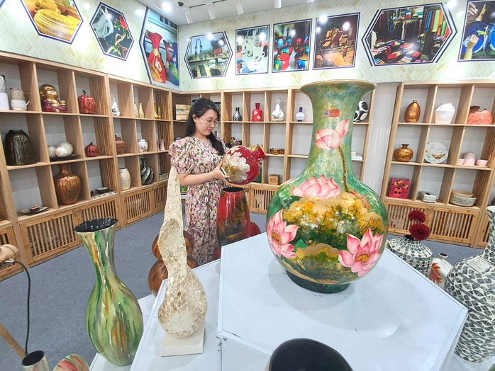 Dưới bàn tay của nghệ nhân, các sản phẩm gốm sứ của làng nghề trở nên độc đáo, có nét riêng Dưới bàn tay của nghệ nhân, các sản phẩm gốm sứ của làng nghề trở nên độc đáo, có nét riêng