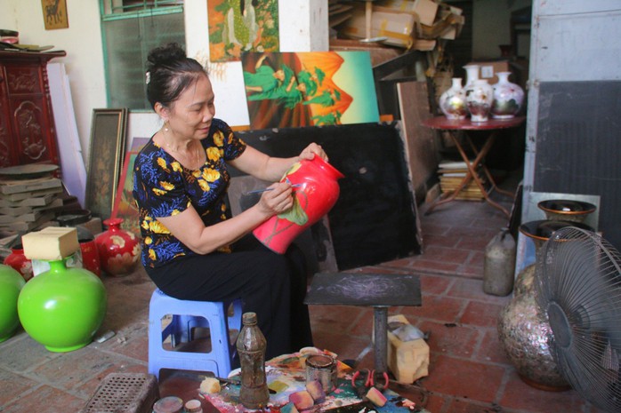 Dưới bàn tay của nghệ nhân, các sản phẩm gốm sứ của làng nghề trở nên độc đáo, có nét riêng Dưới bàn tay của nghệ nhân, các sản phẩm gốm sứ của làng nghề trở nên độc đáo, có nét riêng