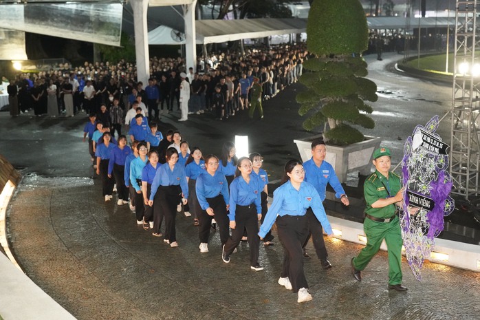 Lùi thời gian kết thúc giờ viếng Tổng Bí thư Nguyễn Phú Trọng tại Hội trường Thống Nhất, TP HCM- Ảnh 6. Lùi thời gian kết thúc giờ viếng Tổng Bí thư Nguyễn Phú Trọng tại Hội trường Thống Nhất, TP HCM- Ảnh 6.